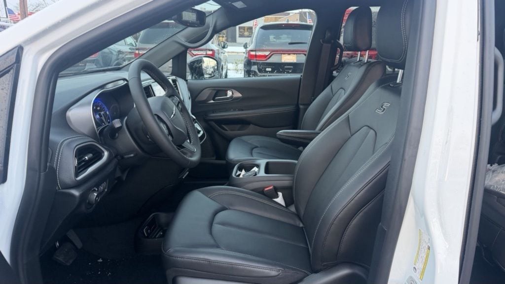 2026 Chrysler Pacifica Select - Photo 11