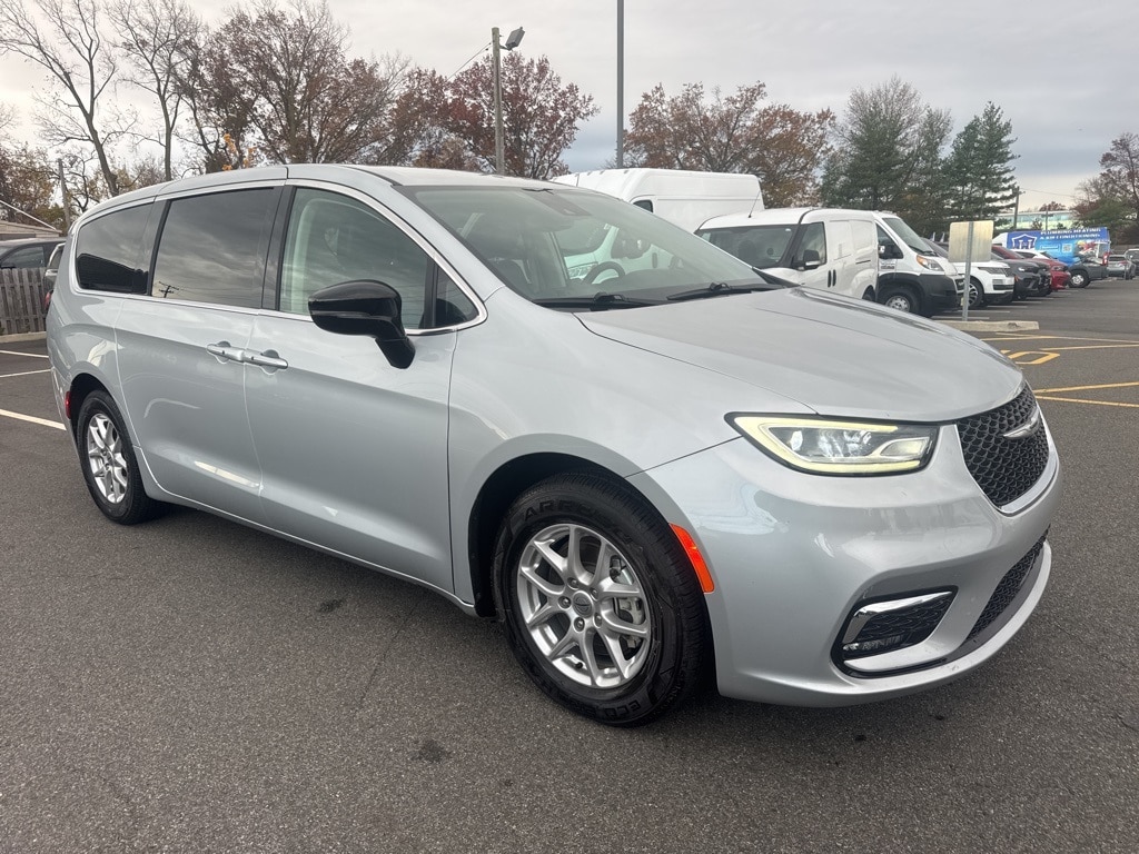 2024 Chrysler Pacifica Touring L's photo