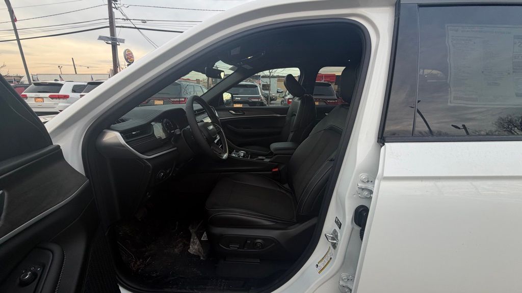 2026 Jeep Grand Cherokee Laredo - Photo 11