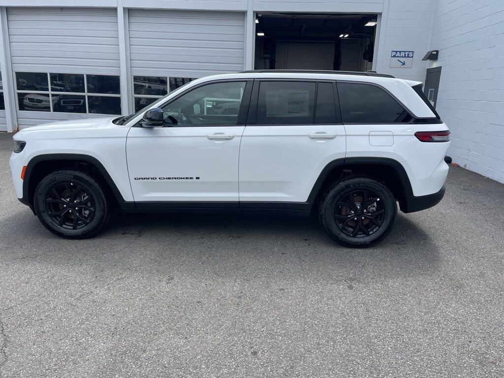 New 2026 Jeep Grand Cherokee Laredo Altitude Sport Utility