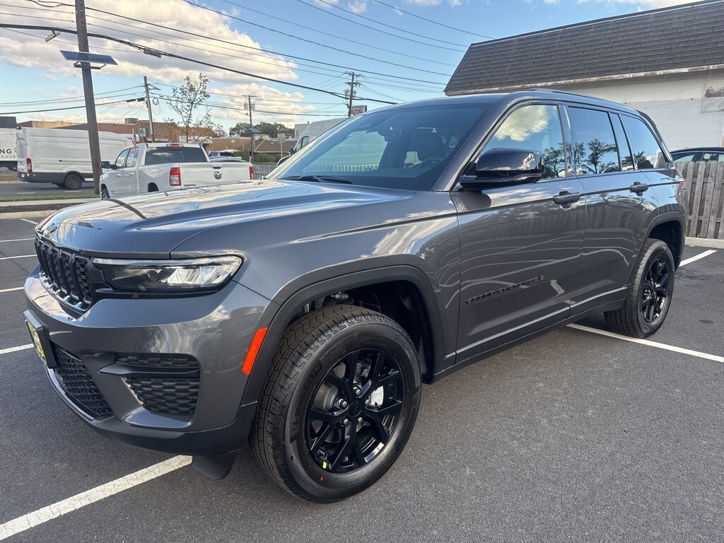 2025 Jeep Grand Cherokee Laredo Altitude X photo 3