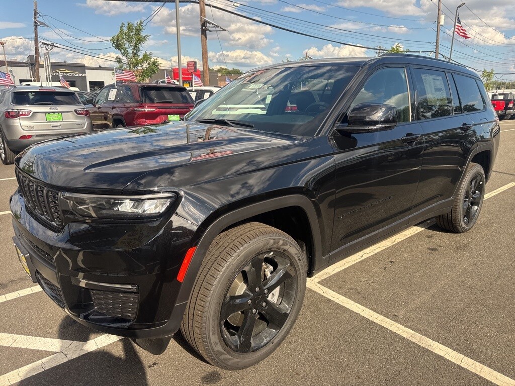 2025 Jeep Grand Cherokee Limited photo 3