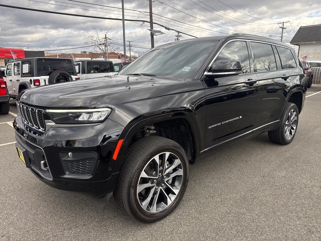 2023 Jeep Grand Cherokee Overland photo 2