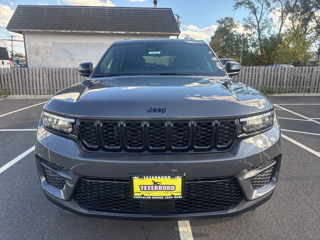 2025 Jeep Grand Cherokee Laredo Altitude X photo 2