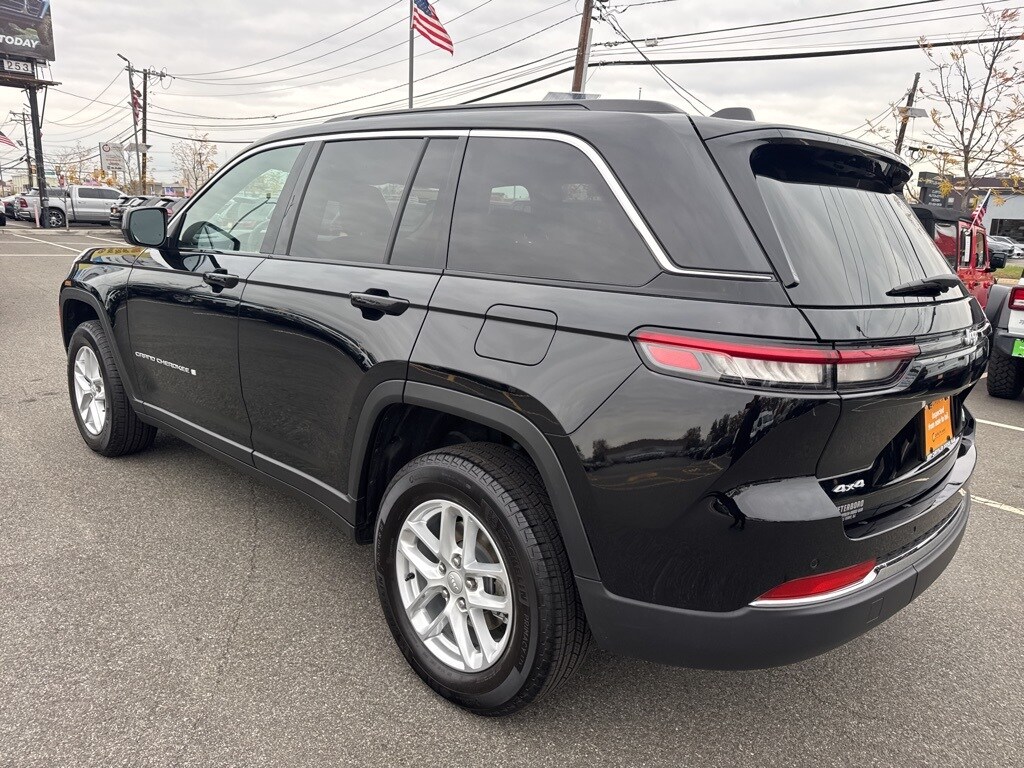 2025 Jeep Grand Cherokee Laredo photo 4