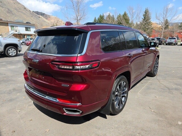 2023 Jeep Grand Cherokee Overland photo 2