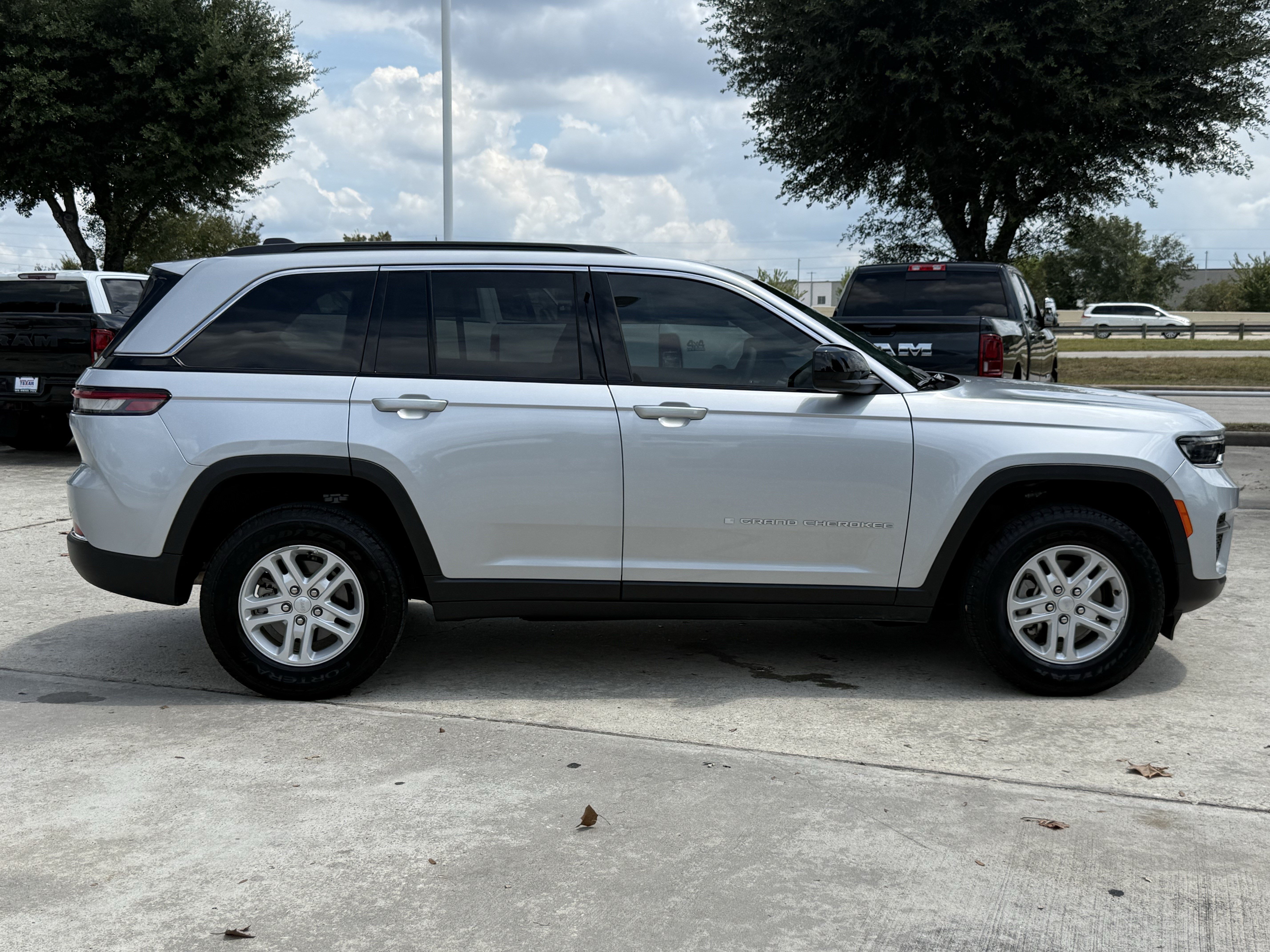 Used 2025 Jeep Grand Cherokee Laredo SUV