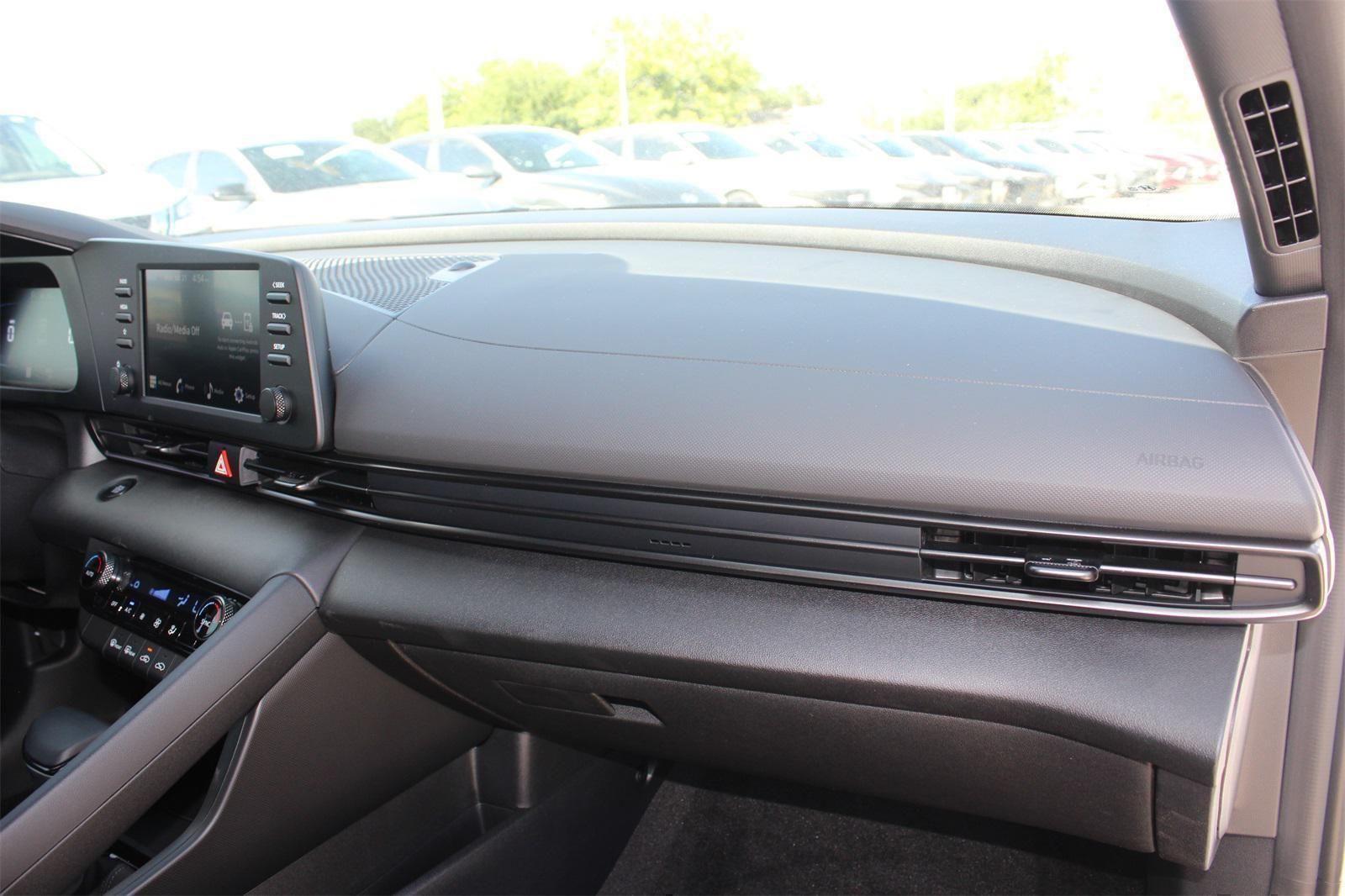 2025 Hyundai Elantra SEL - Photo 21