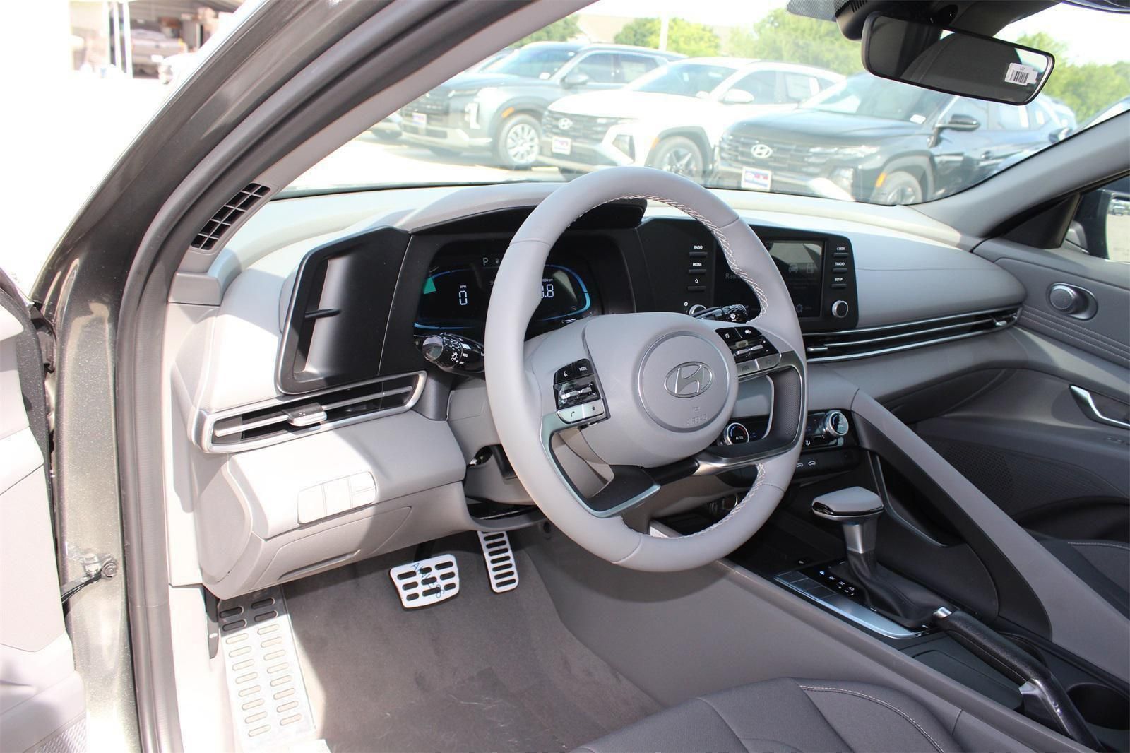 2025 Hyundai Elantra SEL - Photo 15