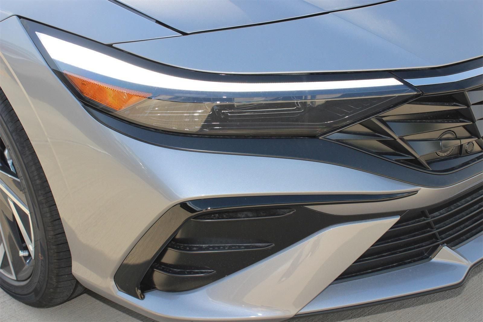 2025 Hyundai Elantra Limited - Photo 26