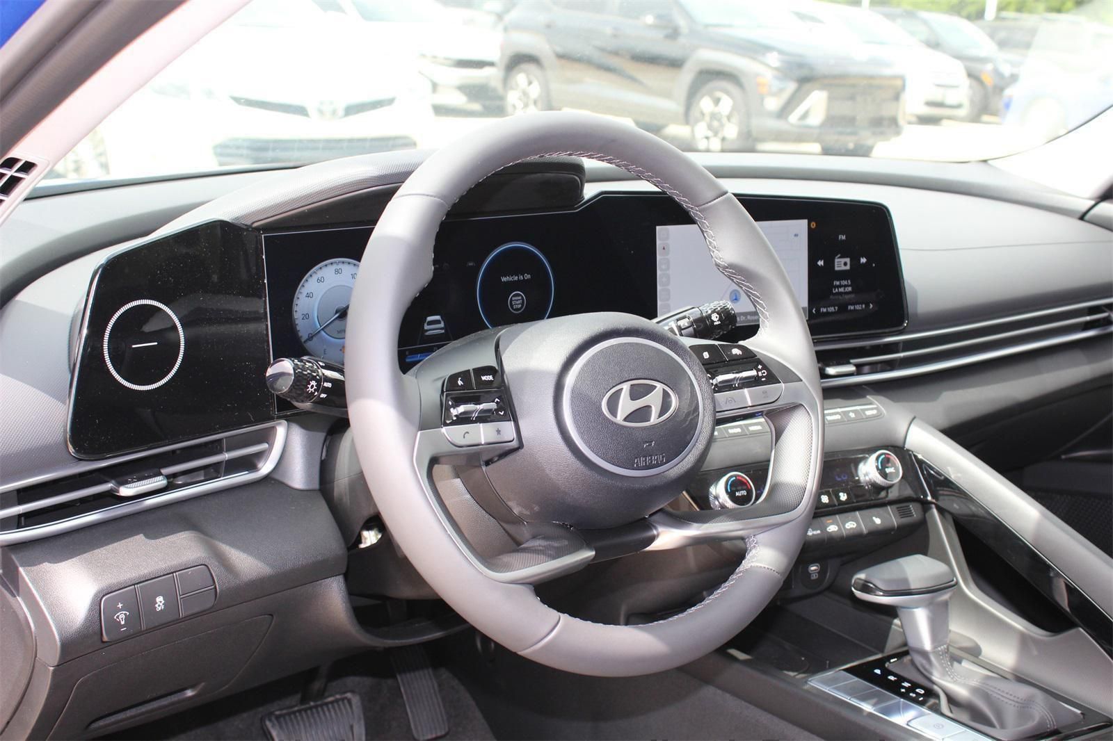 2025 Hyundai Elantra Limited - Photo 15