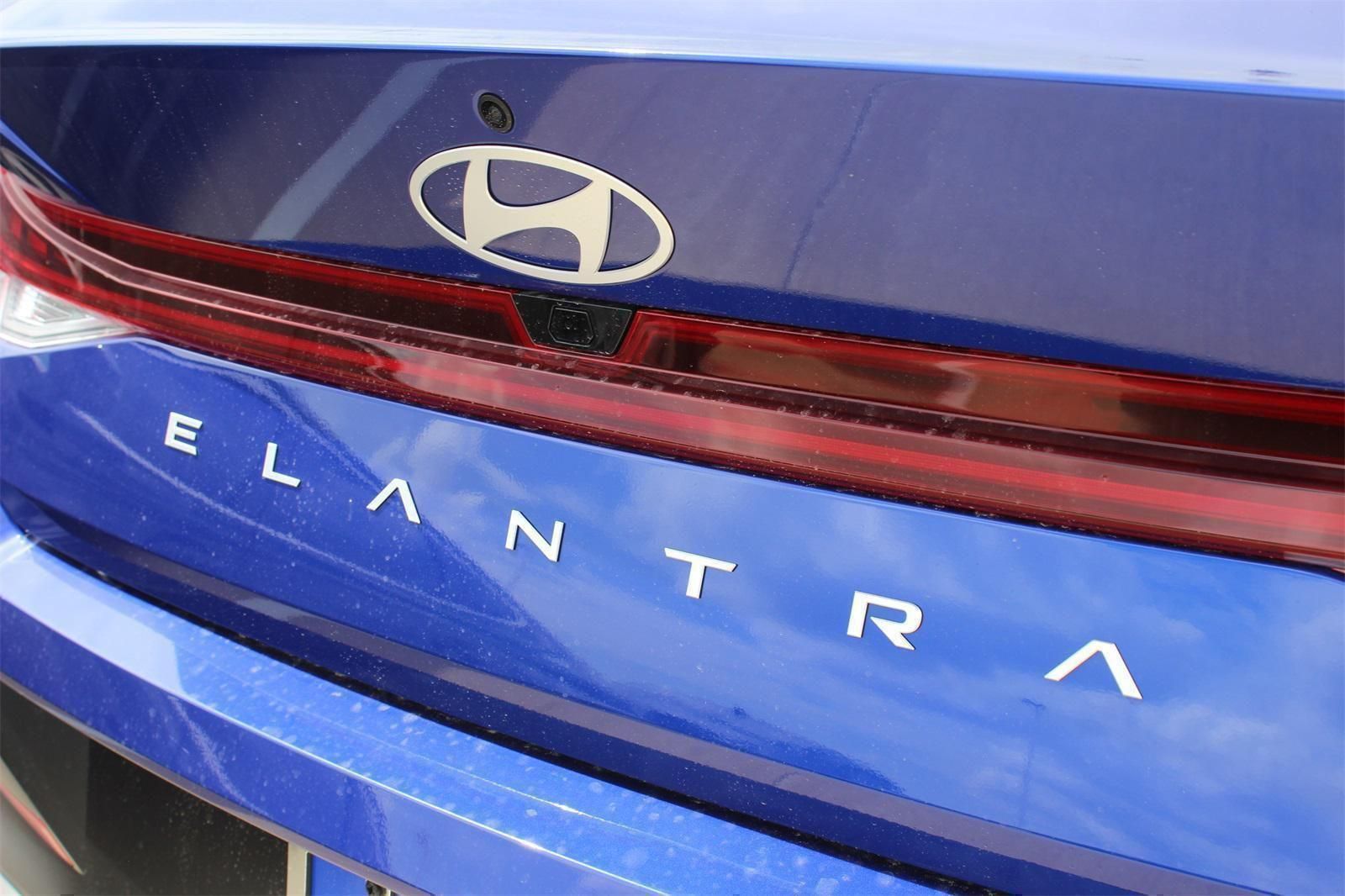 2025 Hyundai Elantra Limited - Photo 20