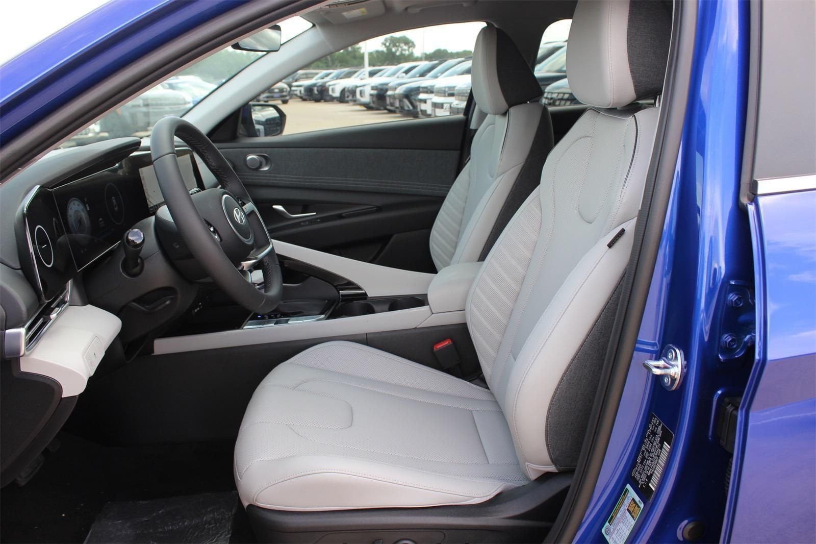 2025 Hyundai Elantra Limited - Photo 17