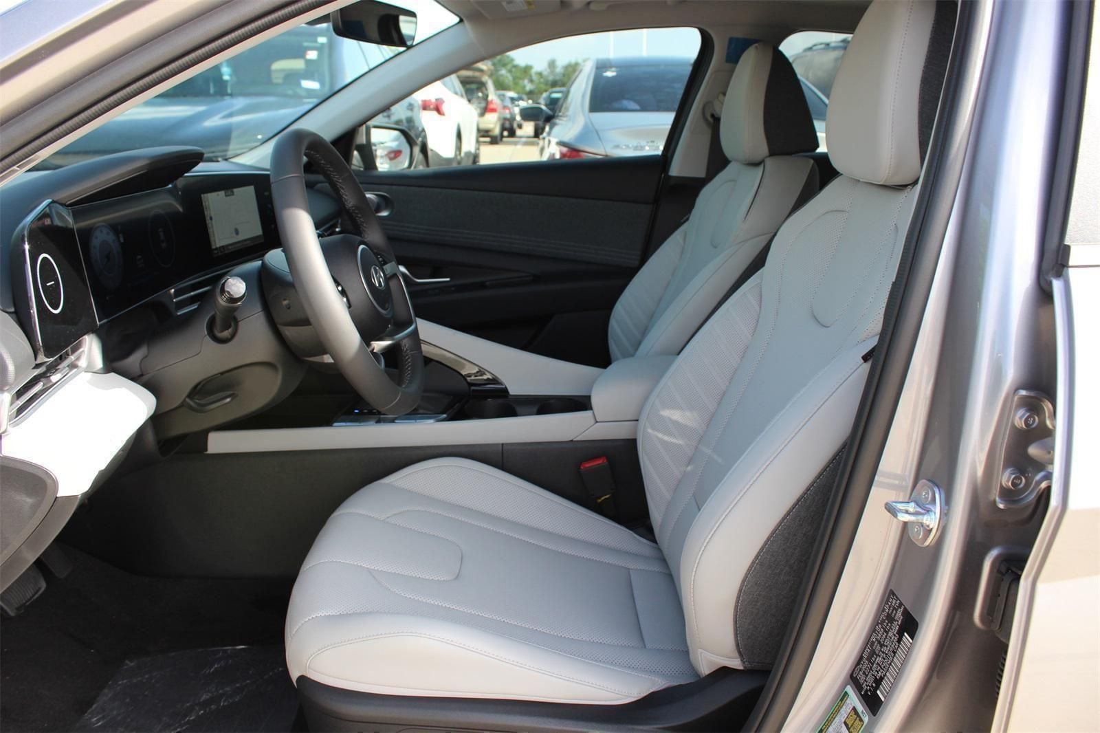 2025 Hyundai Elantra Limited - Photo 16