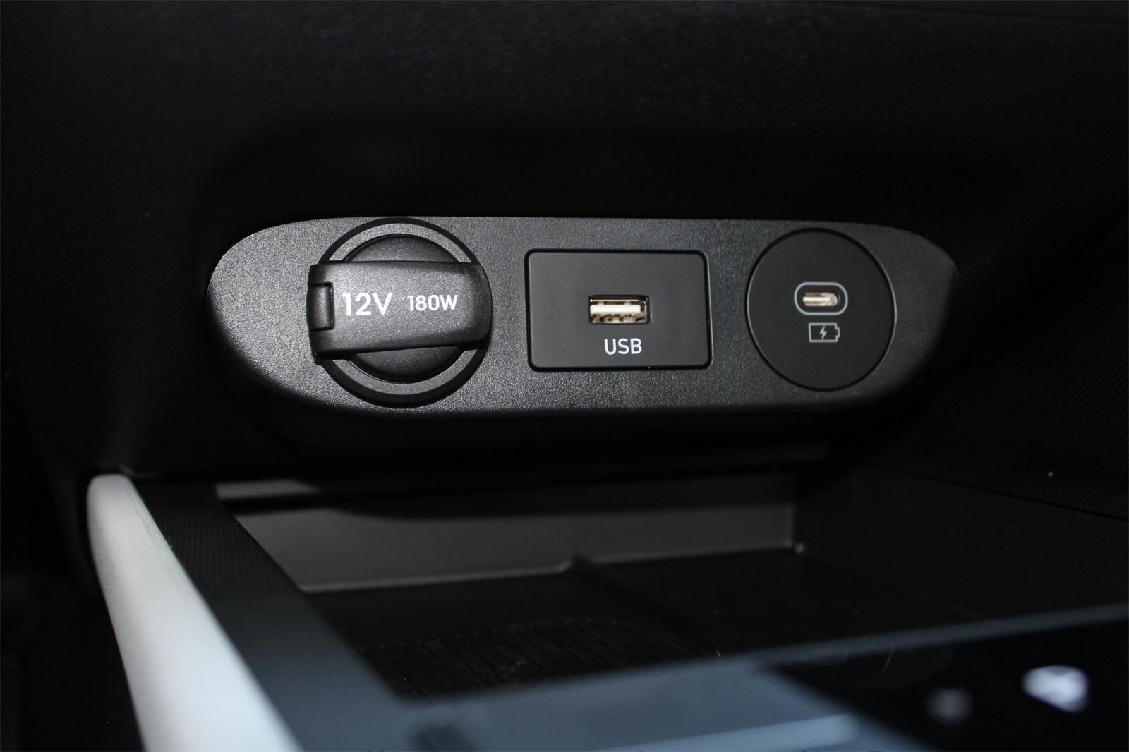 2025 Hyundai Elantra Limited - Photo 13