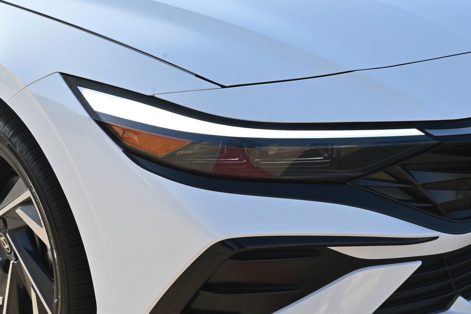 2025 Hyundai Elantra Limited - Photo 25