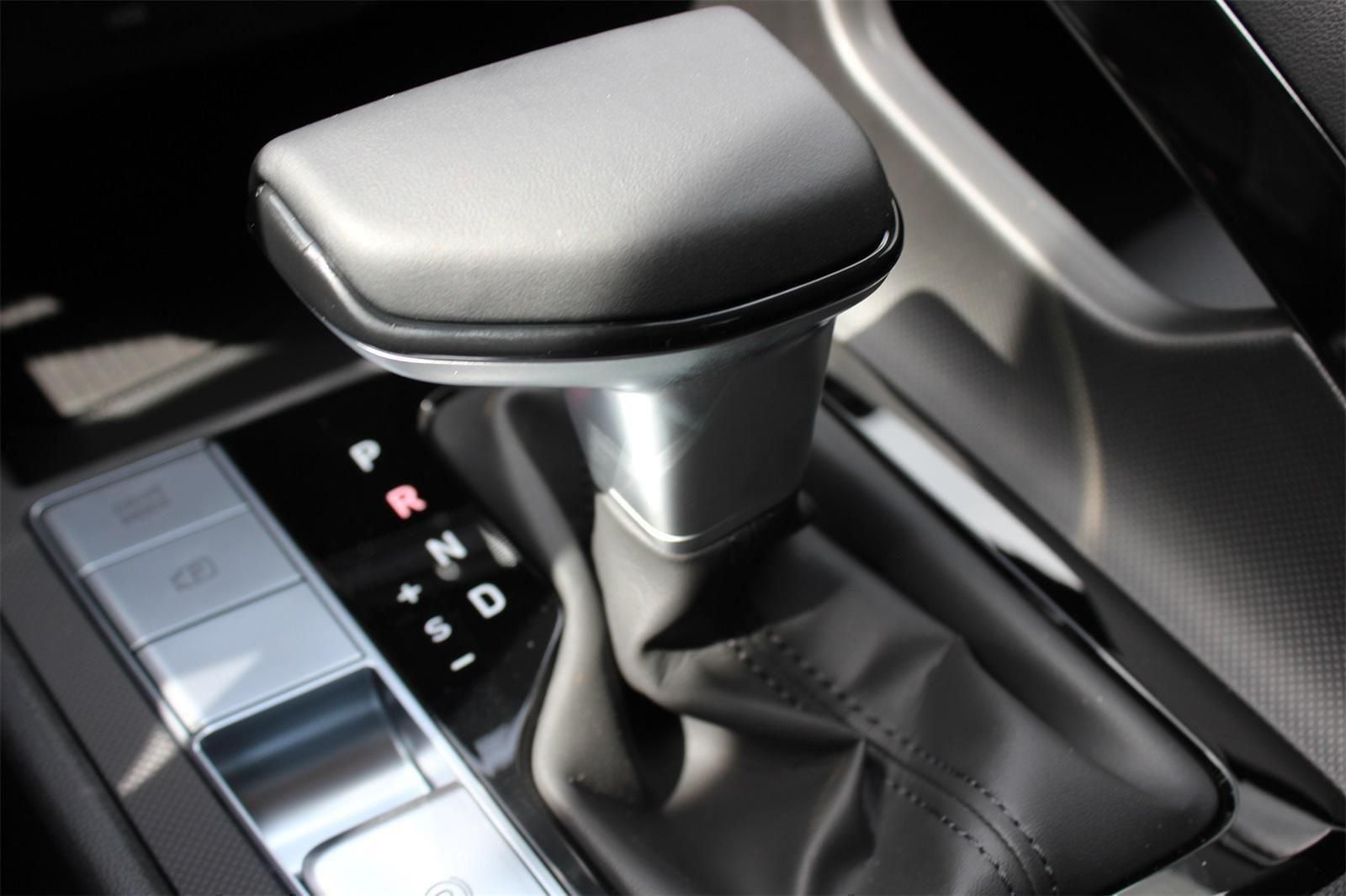 2025 Hyundai Elantra Limited - Photo 12