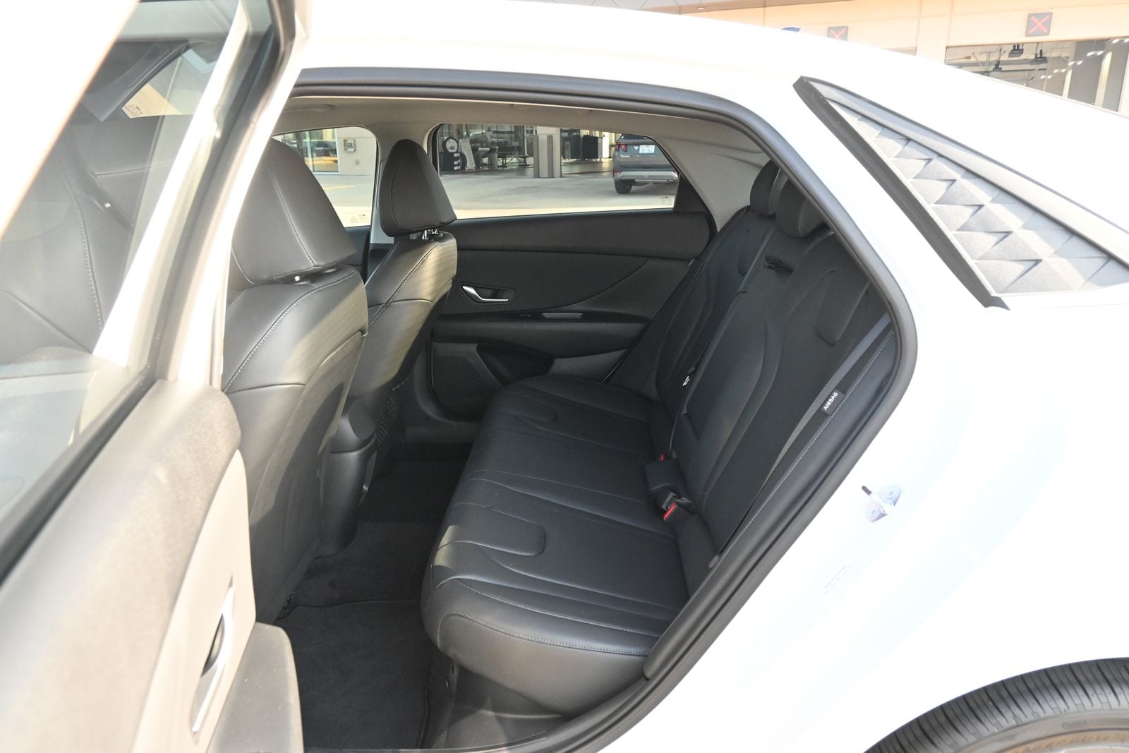 2025 Hyundai Elantra Limited - Photo 18