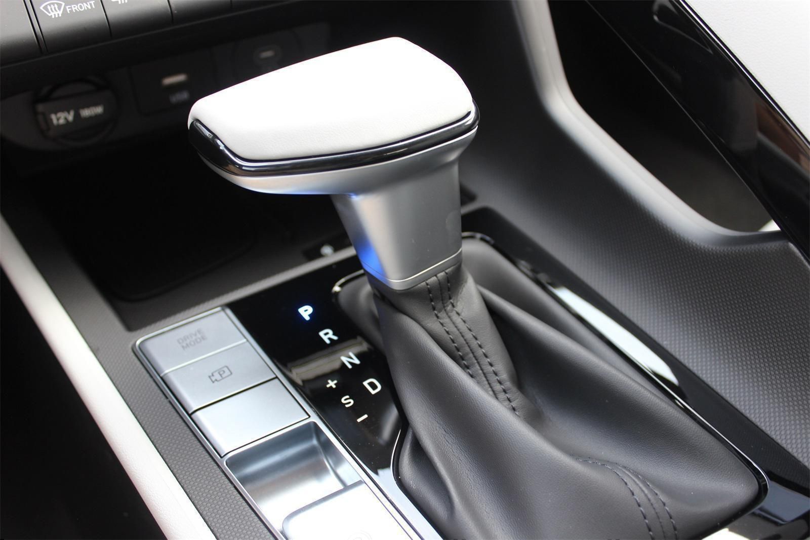 2025 Hyundai Elantra Limited - Photo 12