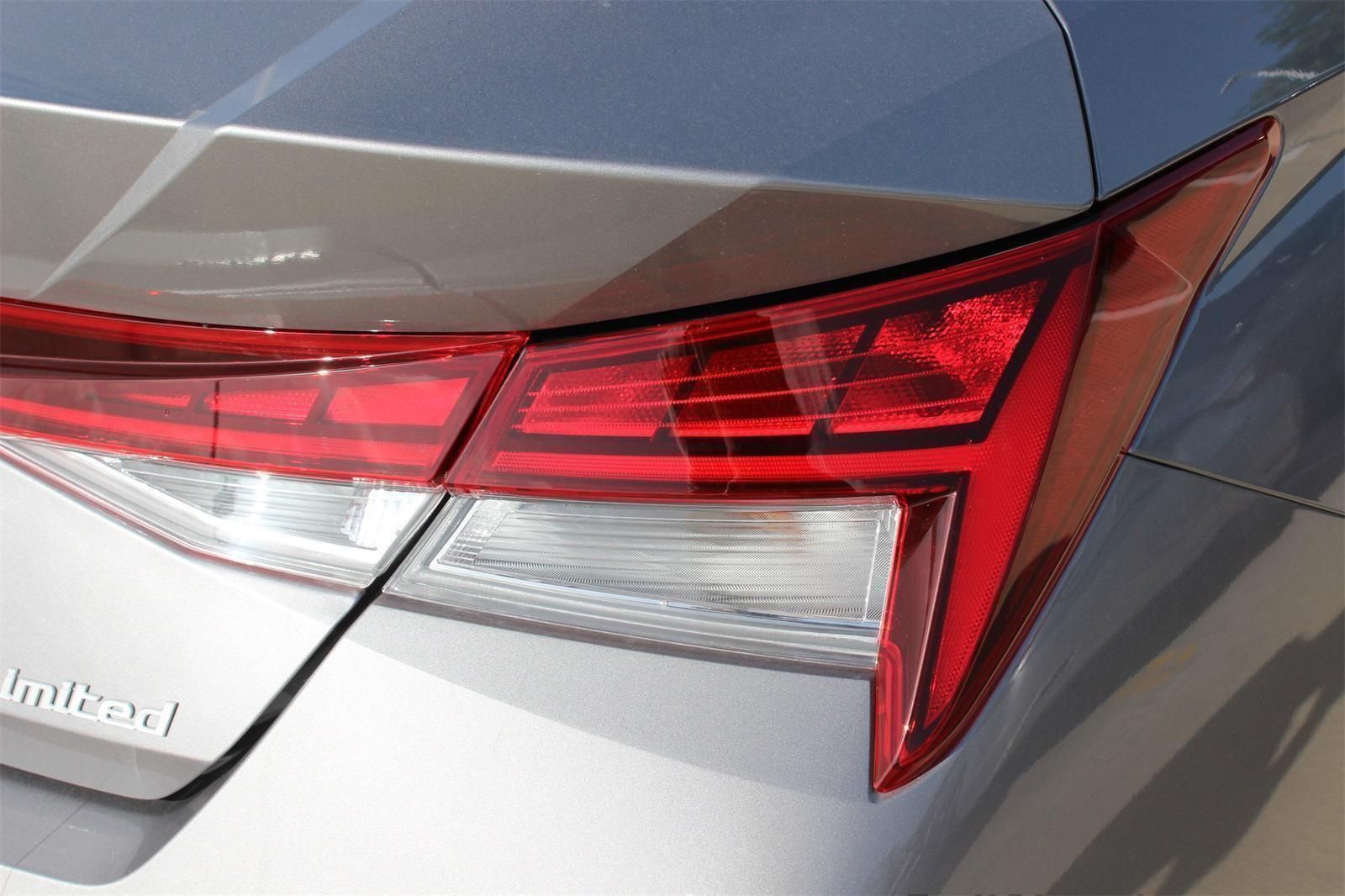 2025 Hyundai Elantra Limited - Photo 19