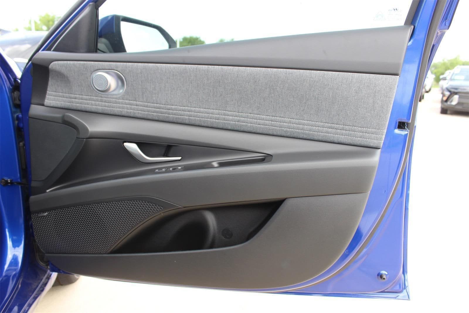 2025 Hyundai Elantra Limited - Photo 25