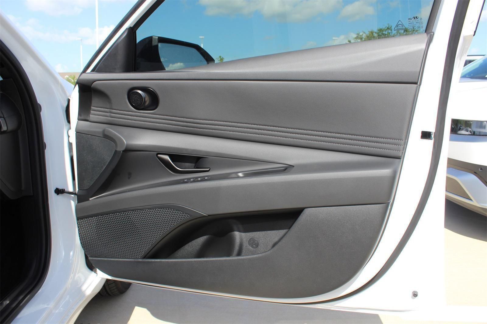 2025 Hyundai Elantra SEL - Photo 22