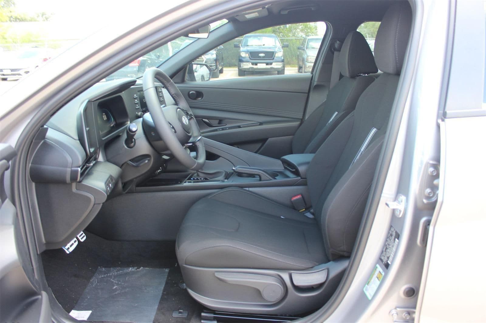 2025 Hyundai Elantra SEL - Photo 16