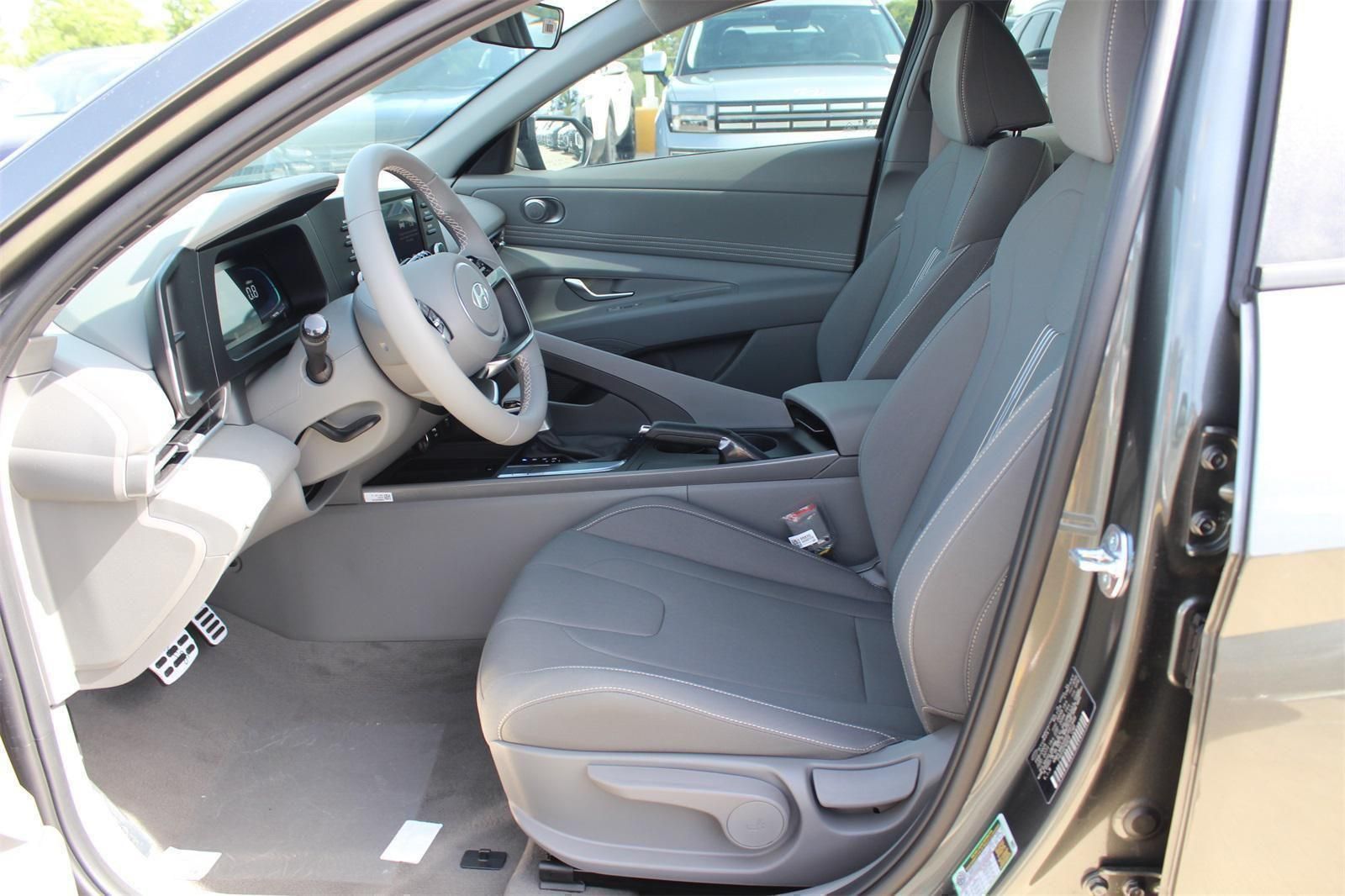 2025 Hyundai Elantra SEL - Photo 16