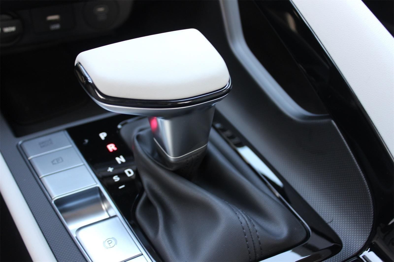 2025 Hyundai Elantra Limited - Photo 12