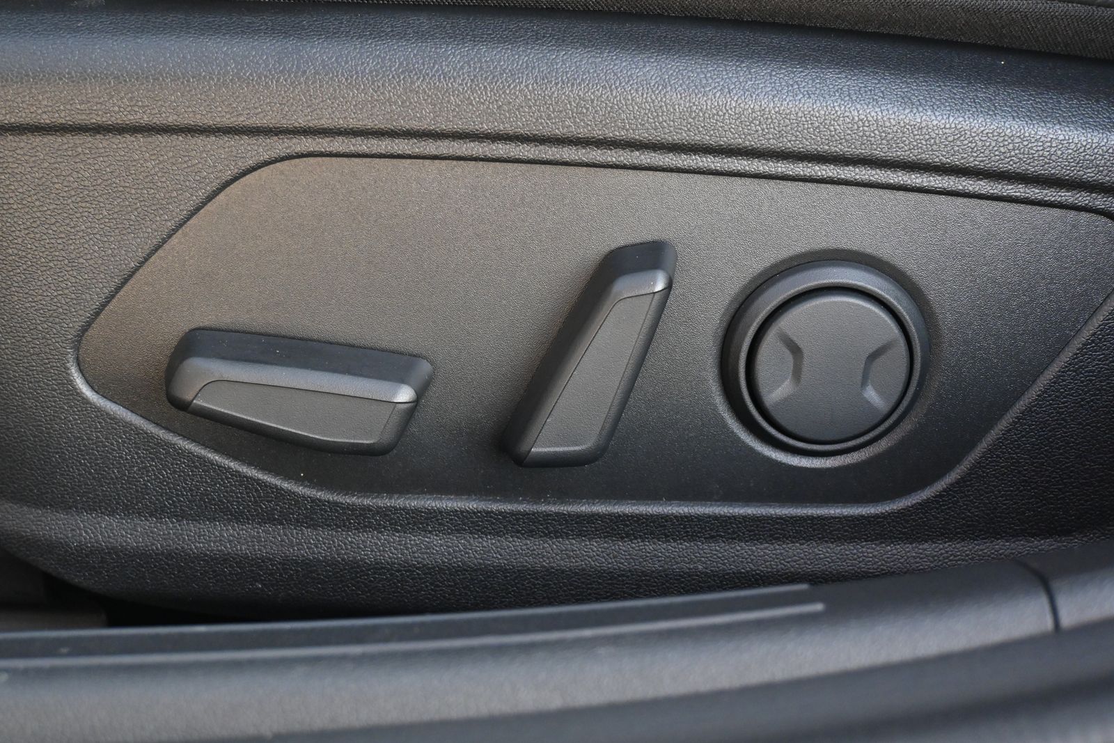 2025 Hyundai Elantra Limited - Photo 14