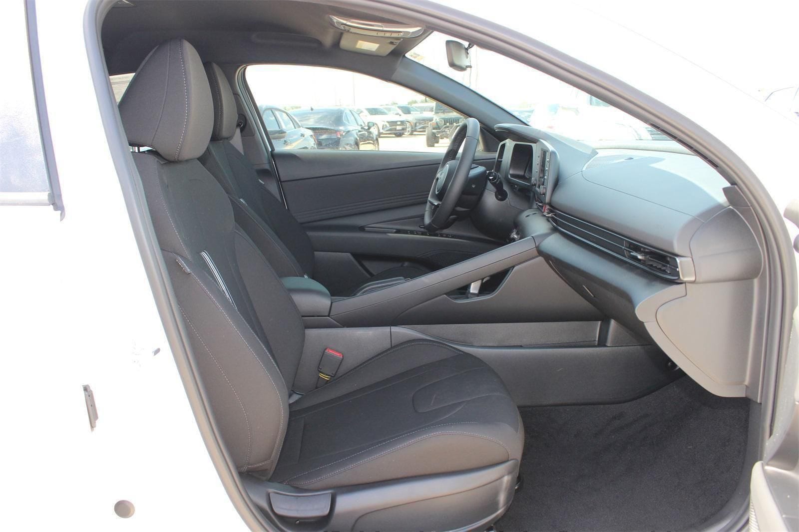 2025 Hyundai Elantra SEL - Photo 20