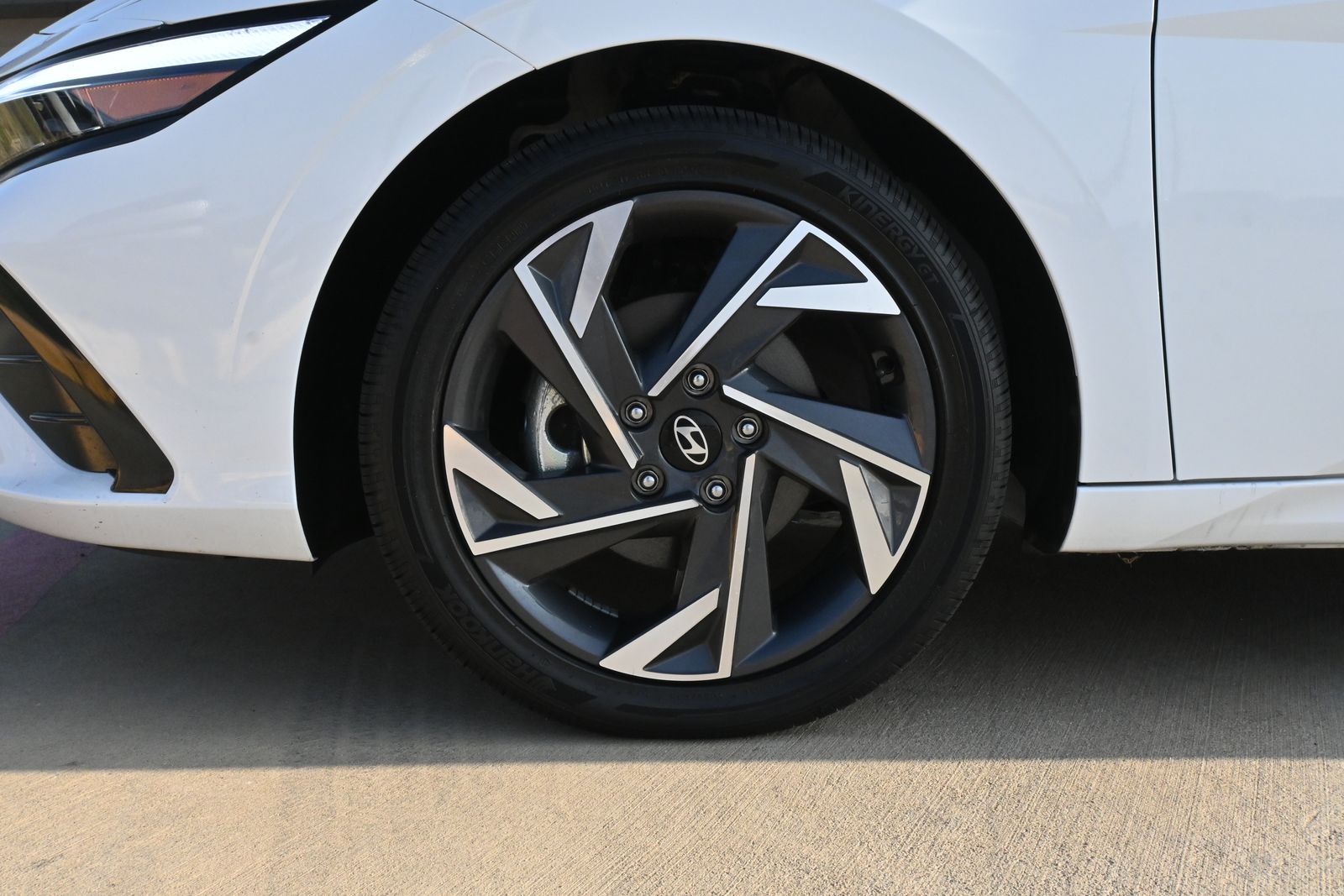 2025 Hyundai Elantra Limited - Photo 27