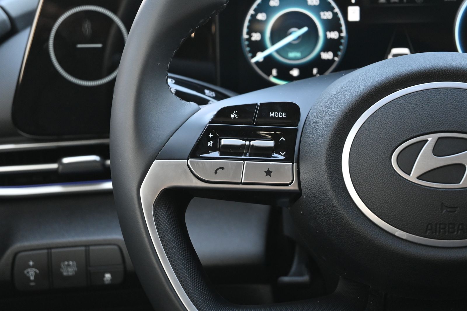 2025 Hyundai Elantra Limited - Photo 7