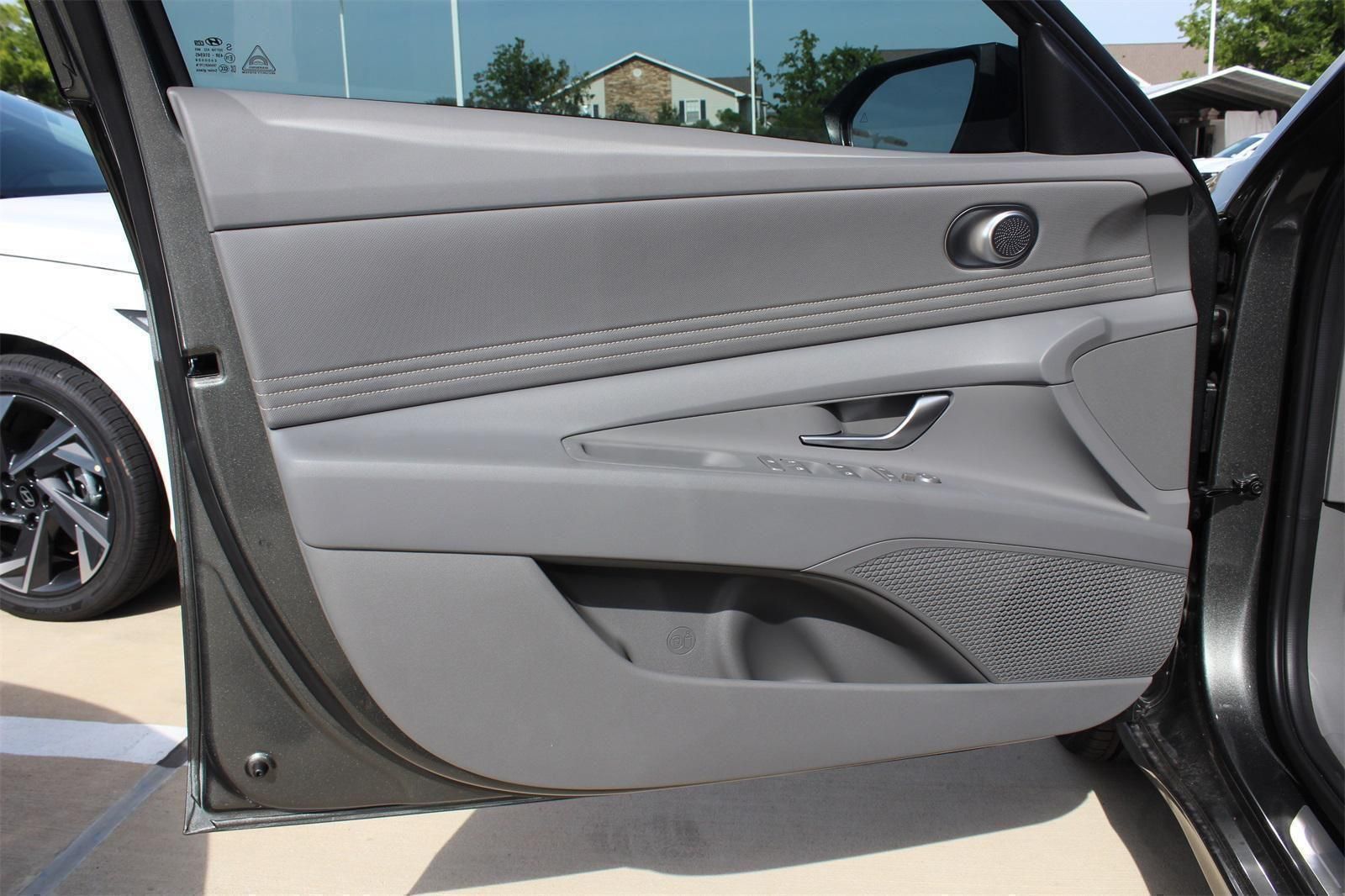 2025 Hyundai Elantra SEL - Photo 17