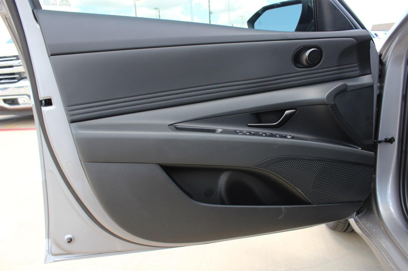 2025 Hyundai Elantra SEL - Photo 17
