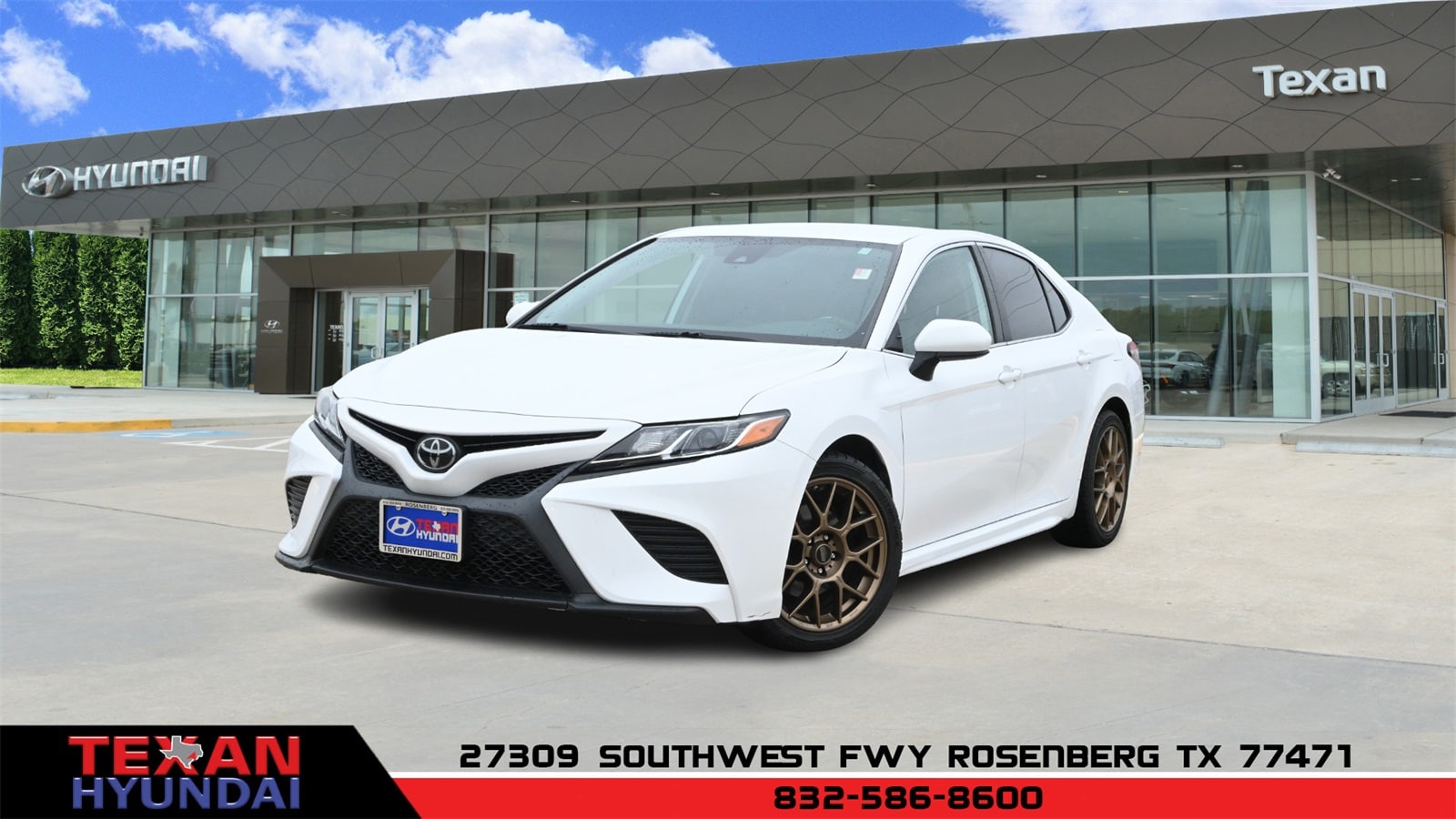 2019 Toyota Camry SE's photo