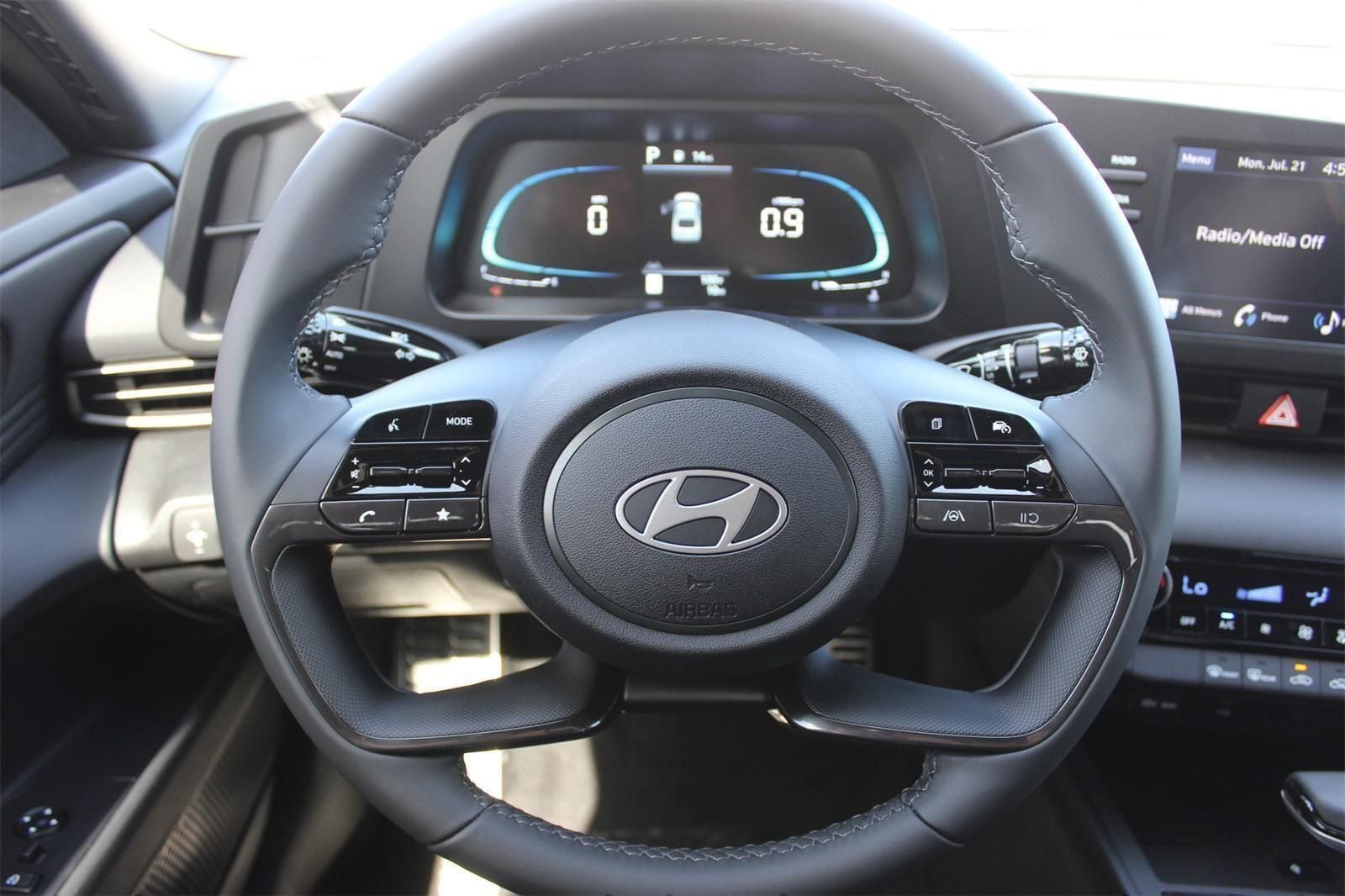 2025 Hyundai Elantra SEL - Photo 6