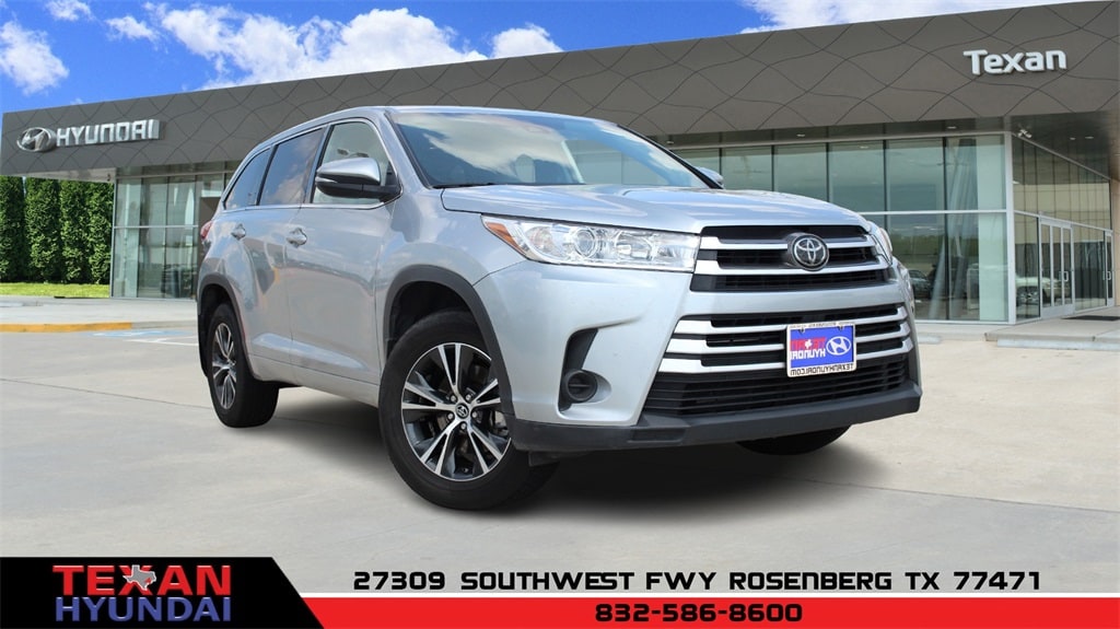 Used 2018 Toyota Highlander LE with VIN 5TDZZRFH9JS235221 for sale in Rosenberg, TX