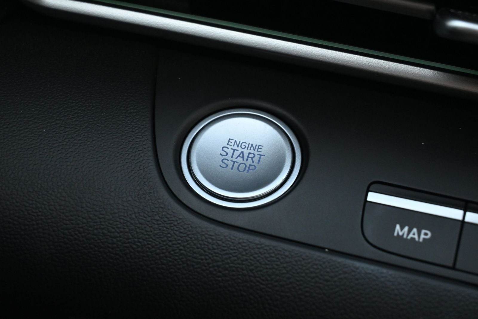 2025 Hyundai Elantra Limited - Photo 13