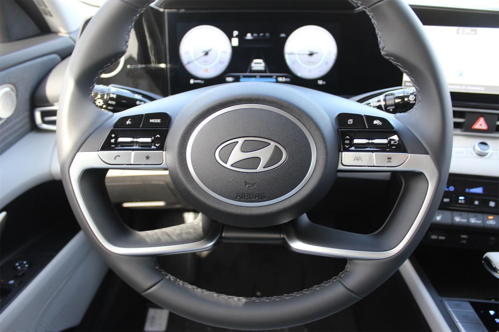 2025 Hyundai Elantra Limited - Photo 6
