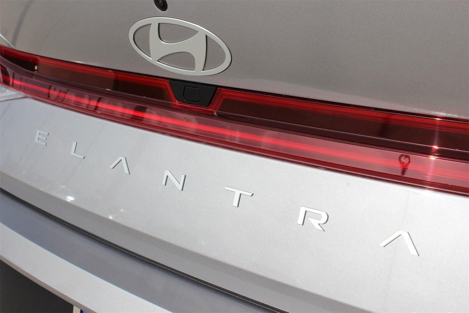 2025 Hyundai Elantra Limited - Photo 20
