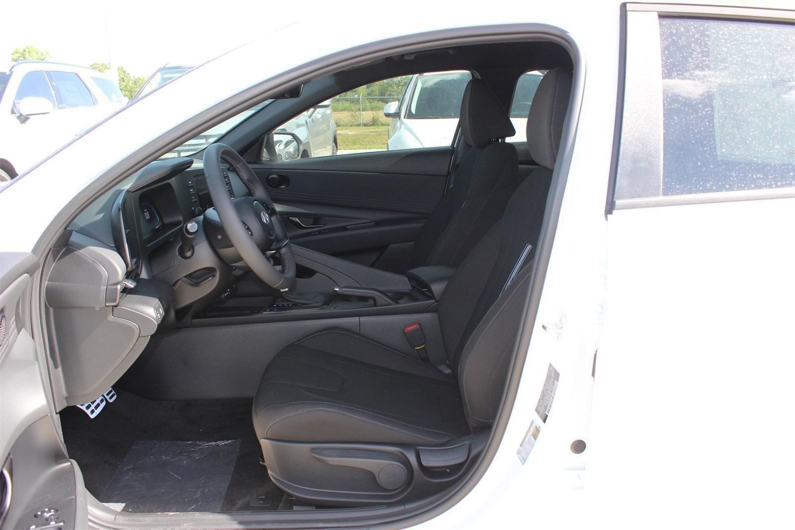 2025 Hyundai Elantra SEL - Photo 16