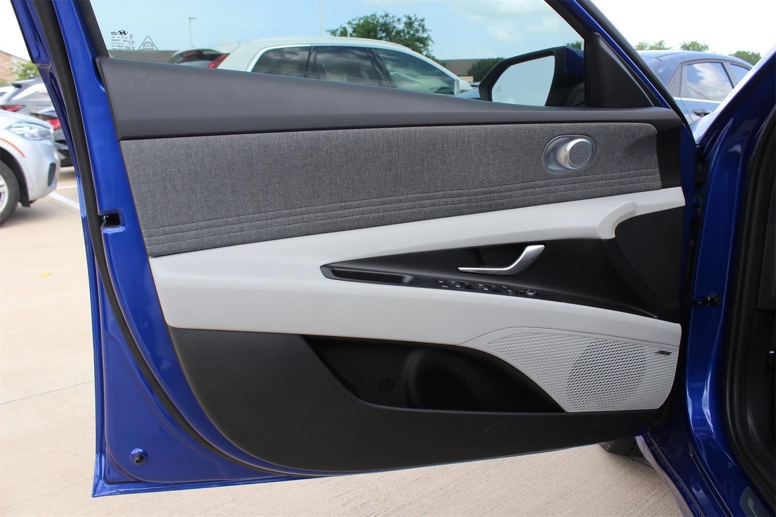 2025 Hyundai Elantra Limited - Photo 18