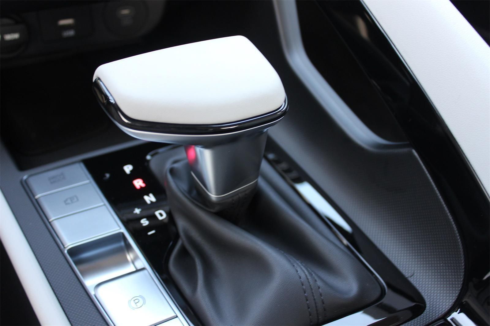 2025 Hyundai Elantra Limited - Photo 12