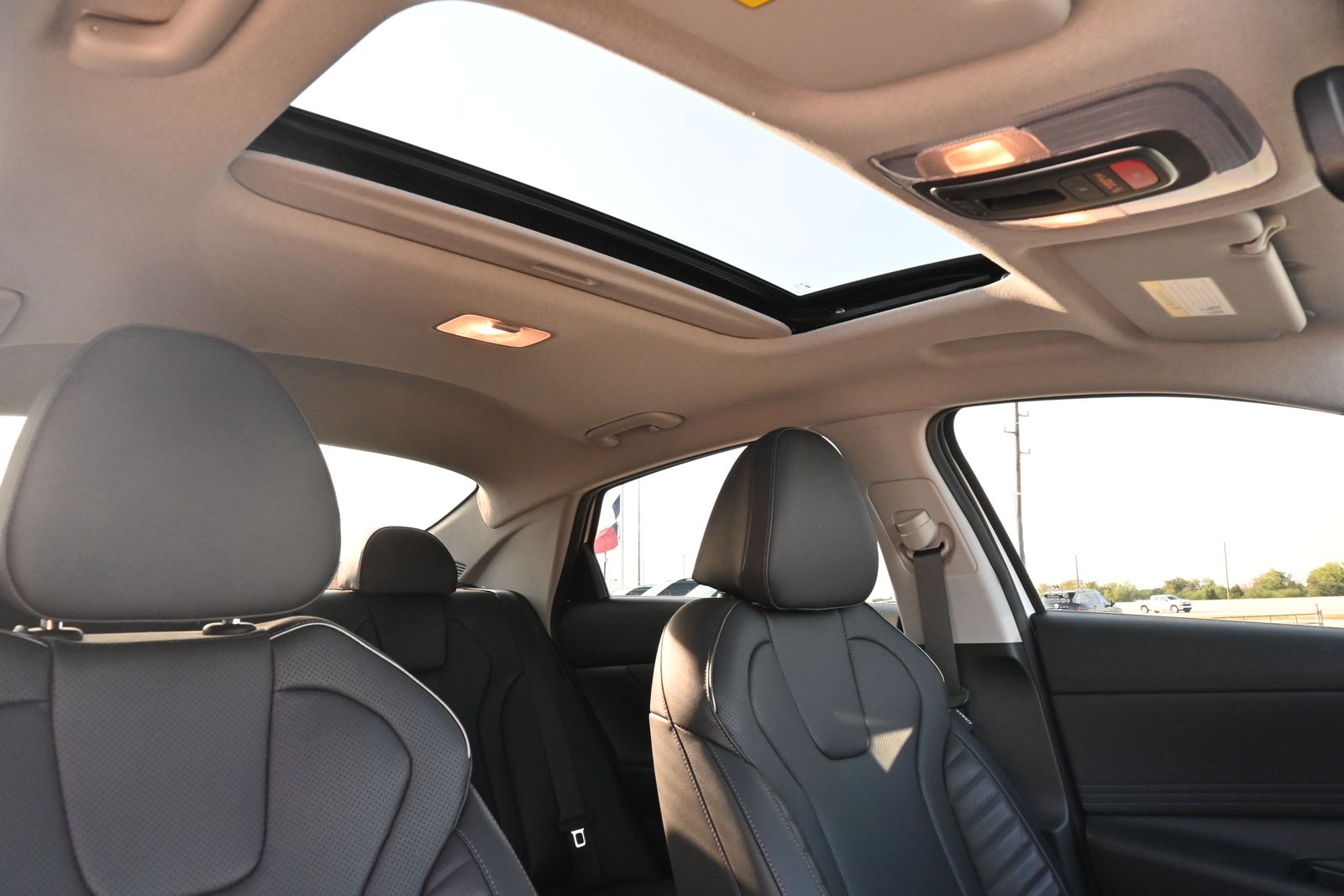 2025 Hyundai Elantra Limited - Photo 23