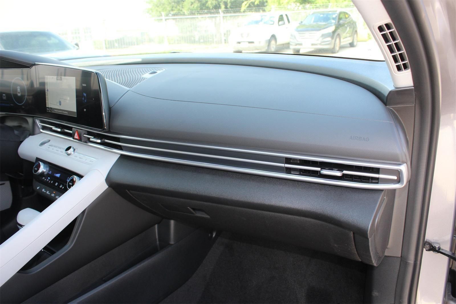 2025 Hyundai Elantra Limited - Photo 23