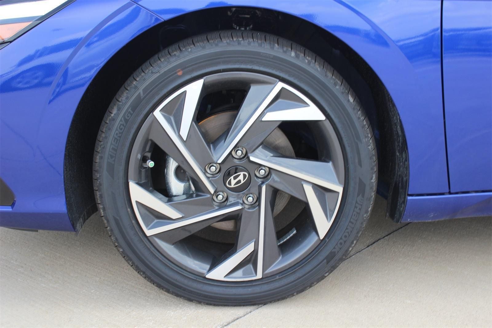 2025 Hyundai Elantra Limited - Photo 29