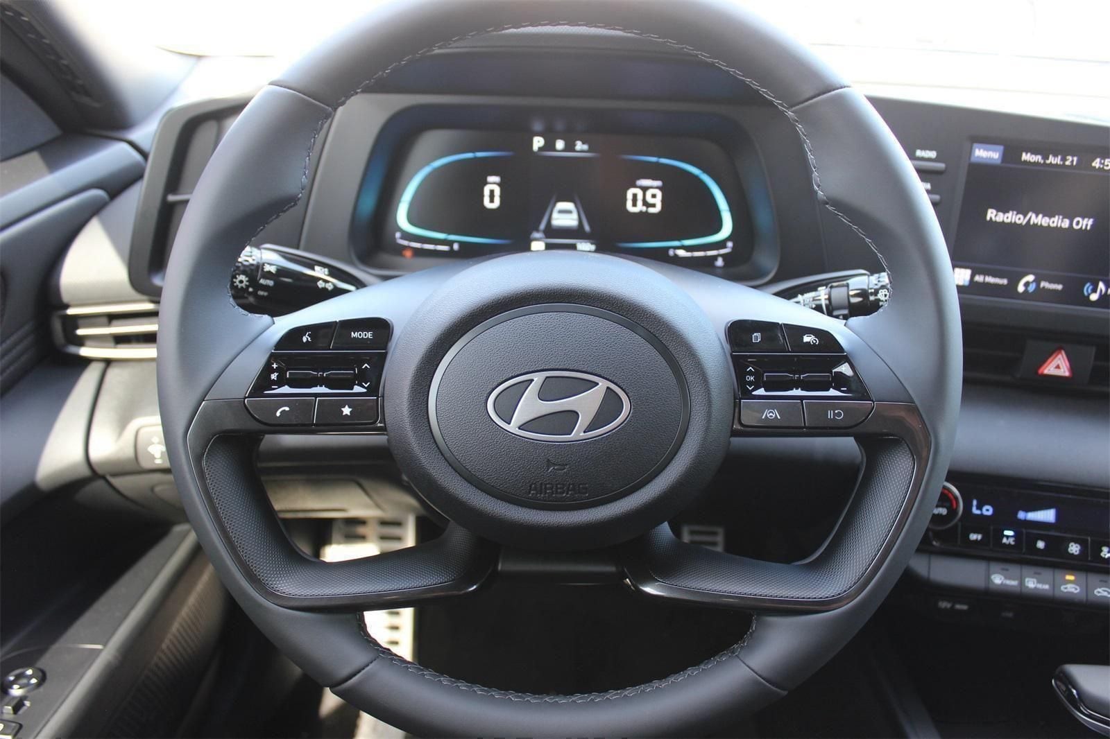 2025 Hyundai Elantra SEL - Photo 6