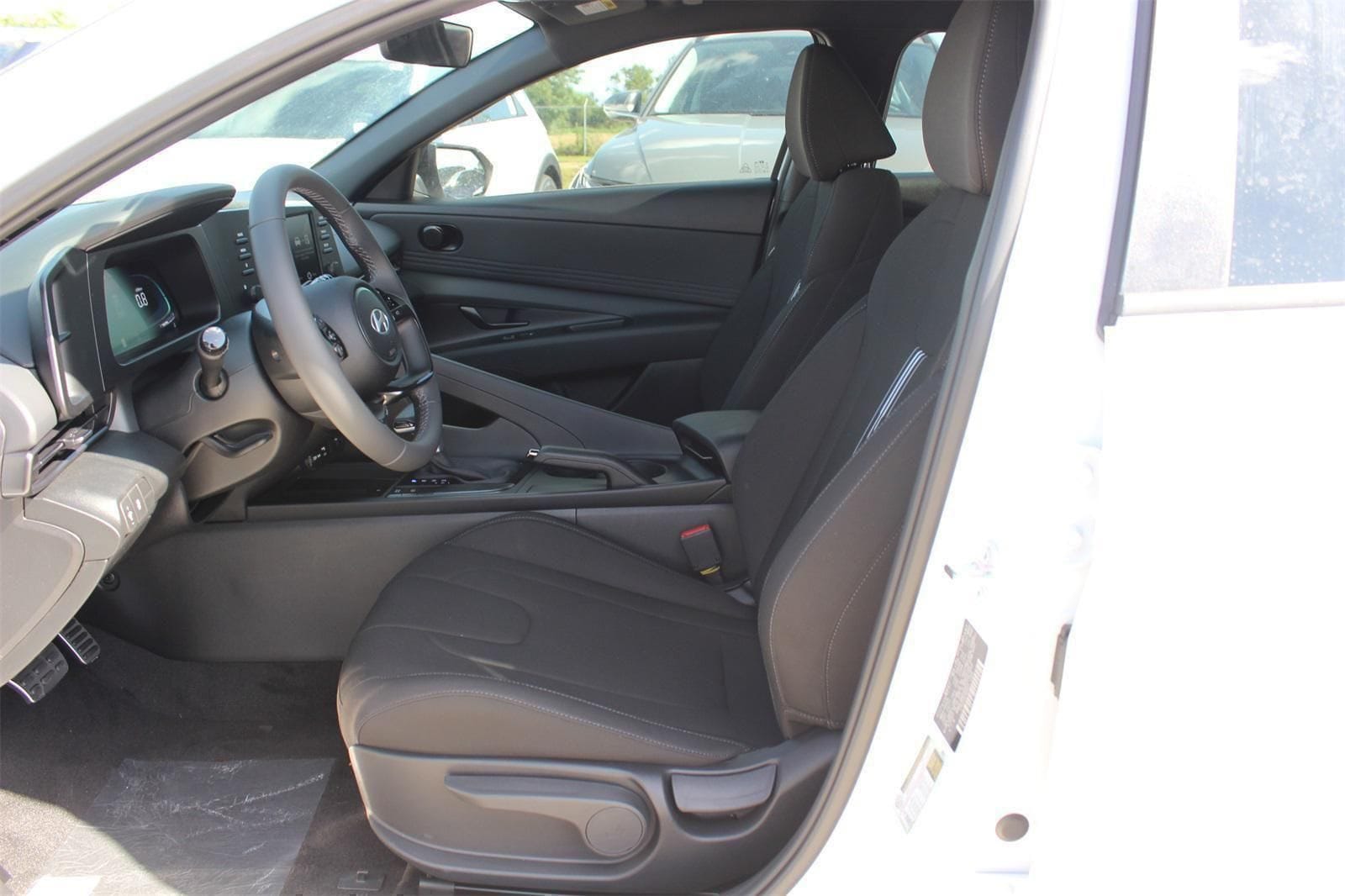 2025 Hyundai Elantra SEL - Photo 14