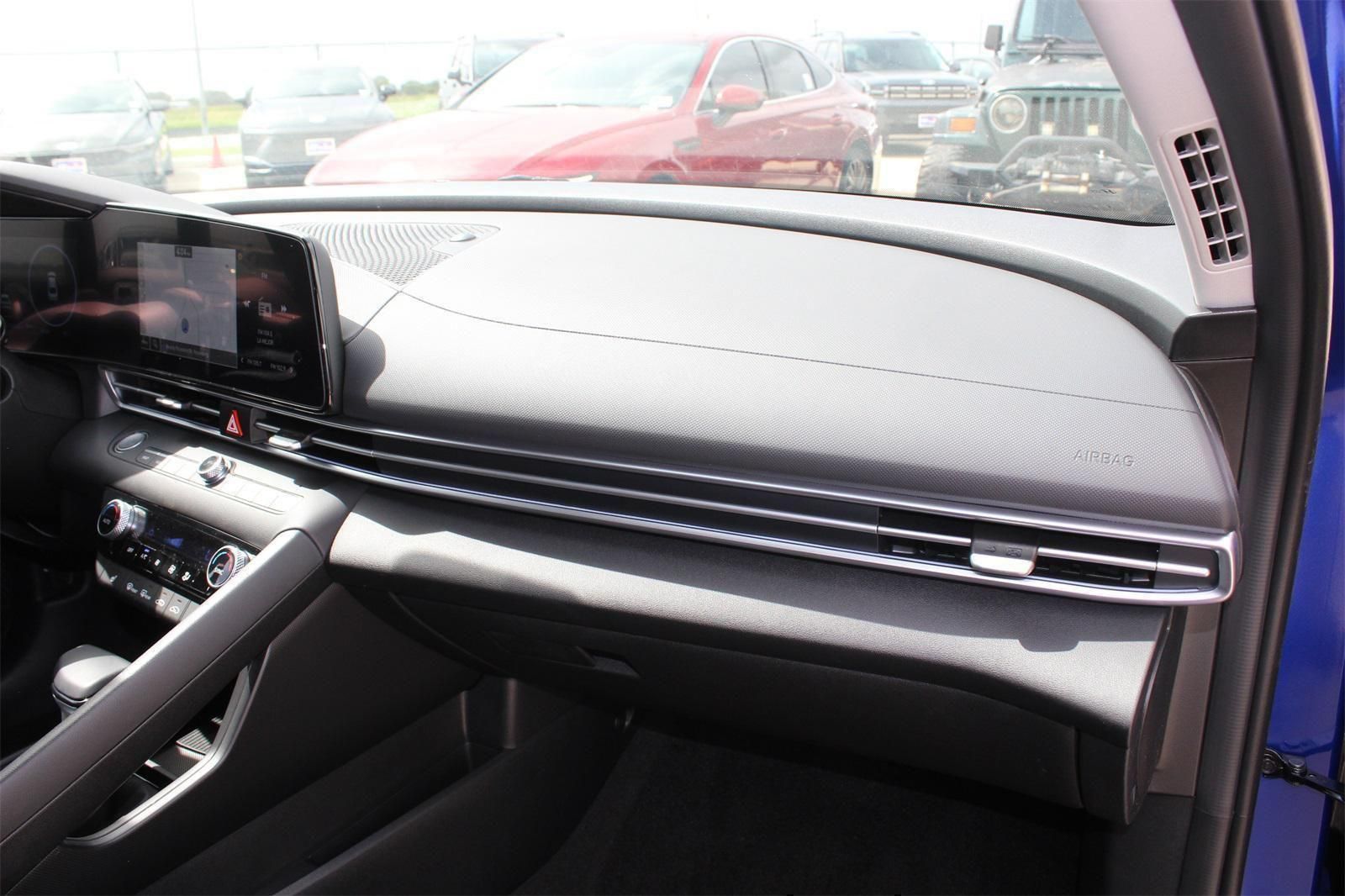 2025 Hyundai Elantra Limited - Photo 23